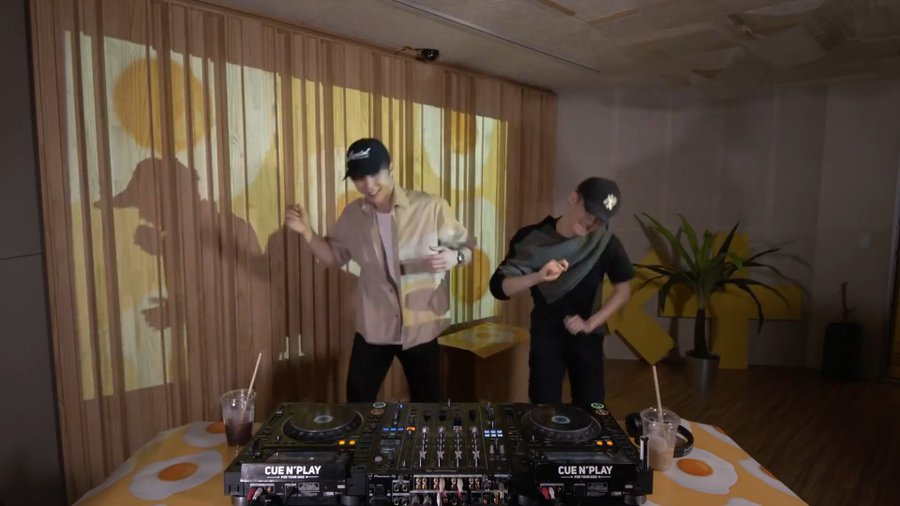 stampwords's tweet image. มาร์คเคยบอกไว้ว่าอยากจะใช้ชีวิตให้เต็มที่ที่สุด (live to the fullest) เลยรู้สึกดีใจกับมาร์คที่ได้อยู่กับคนที่ใจกว้าง เปิดรับสิ่งใหม่ๆ สนุกกับการค้นพบความชอบใหม่ๆตลอดเวลาอย่างจอห์นนี่ เขาเลยได้ลองให้ชีวิตอย่างเต็มที่ไปด้วย ขอบคุณการมีอยู่ของจอห์นนี่