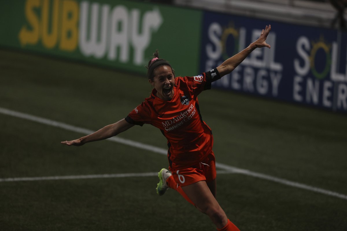 EOchoa_8's tweet photo. Nuevo artículo para @somoslamente. @HoustonDash
trajo la pirotecnia a Utah para vencer a OL Reign 2-0 este 4 de julio. Sin duda @sheabayy2 fue la jugadora del partido con gol y asistencia.

Foto cortesia de Houston Dash.

#DashTFOn #DashInUtah #HoldItDown

https://t.co/LIDF5TrCyc https://t.co/sS6L9CpFXi