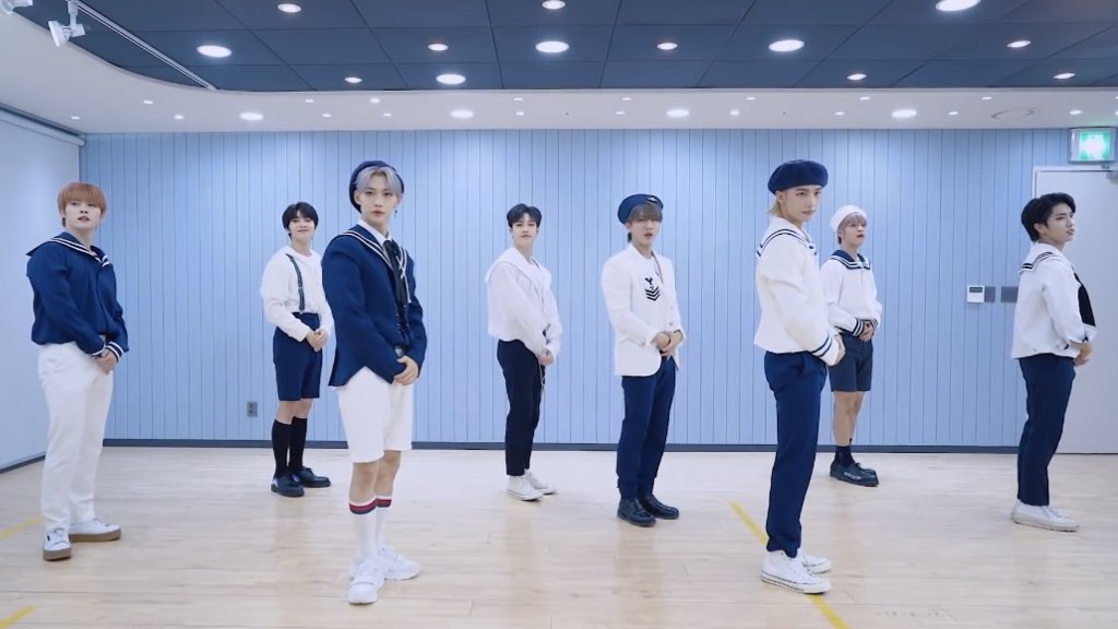 mintho1025's tweet photo. #StrayKids: 

      Doctor look                Pilot look
      Marine look                Office look https://t.co/ibKF9yxvWb
