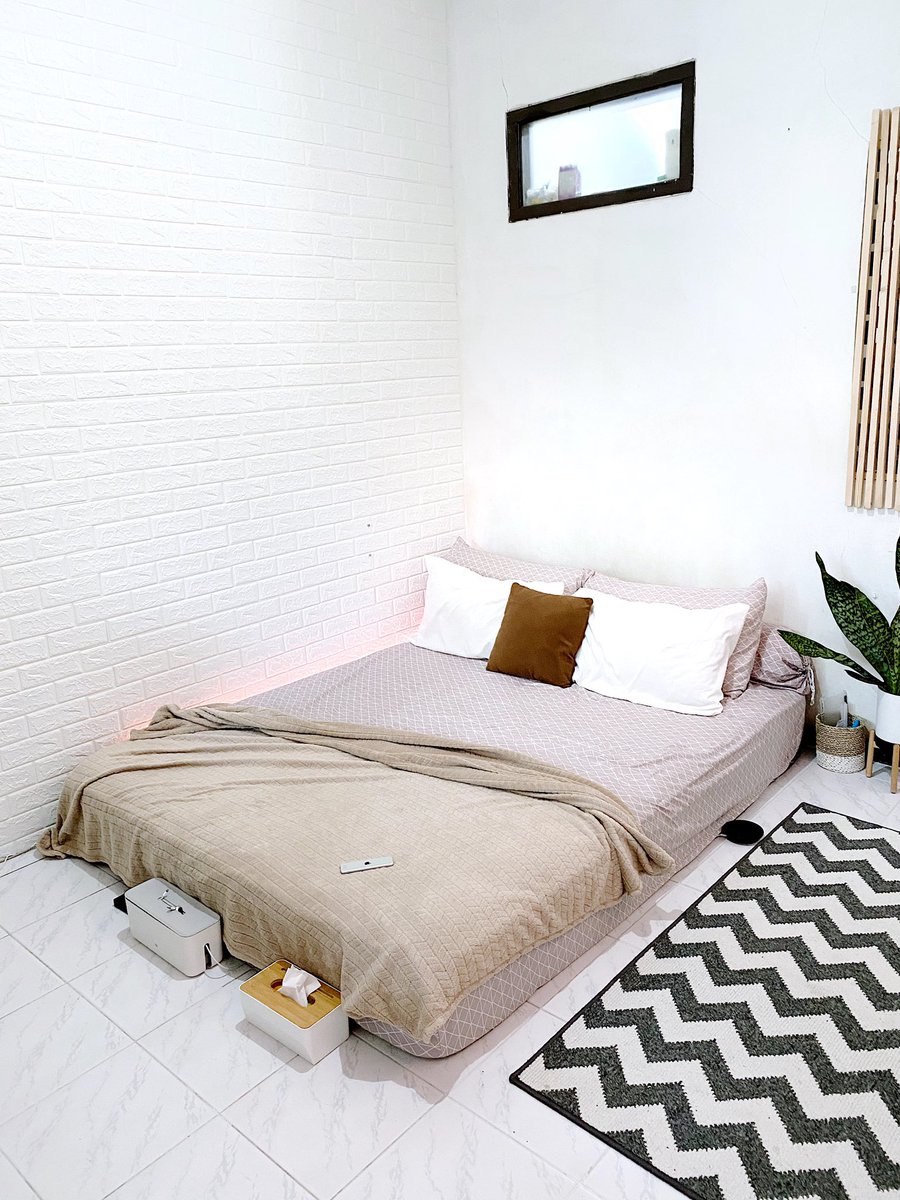 Apalah artinya smart kost kalo bagian ini ga ikut dibuat nyaman: kasur. Katanya, manusia habiskan waktu 26 tahun dlm hidup untuk tidur. Ga mau kan selama itu kita tidur di bed yang ga empuk?. Jadi ganti bed yang nyaman menurut gw worth banget. + pas ini bed dateng sebox doang 