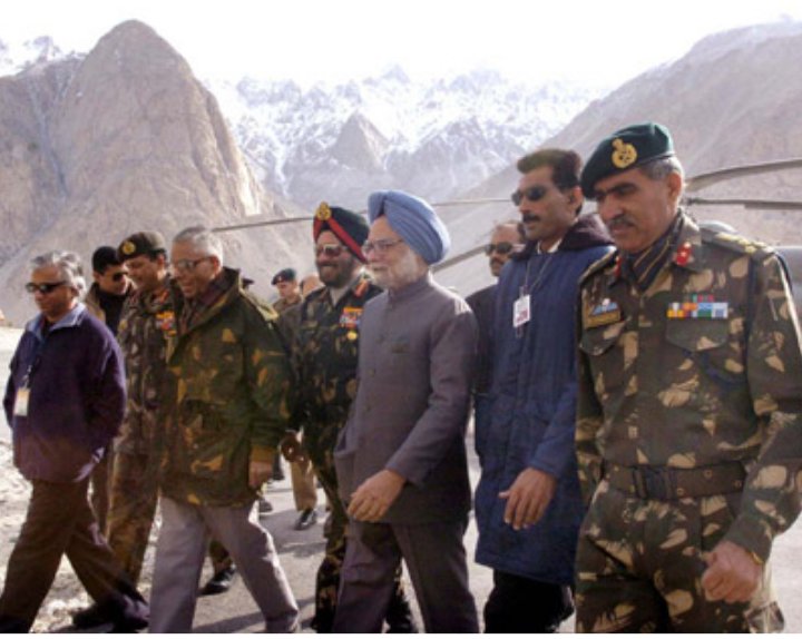 IYC's tweet photo. Former PM Manmohan Singh was the first PM to visit Siachen at 12,000 ft.
Was older than Modi, did not wear imported sunglasses, military outfit.
Without any PR stunts, made Chinese withdraw from Ladakh. https://t.co/CpgFxj2k69