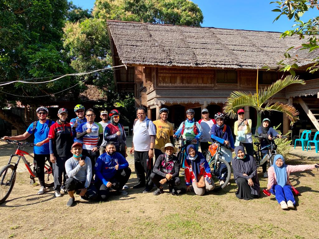 AmriSketsa's tweet photo. Finish akhir di rumah Pak Mirza Dan Bu Izziah.. 
Terima kasih atas undangannya gure2 long.  JURUSAN ARSITEKTUR DAN PERENCANAAN WILAYAH KOTA
#sepeda
#Arsitektur
#gowes https://t.co/2K3hRq2HiG