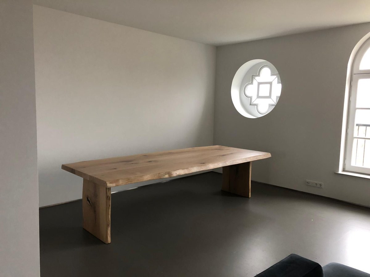 "Bezorgen op hoeveel hoog zei u? En geen lift?". Laat dat maar aan ons over 💪🏼 
•
#boomstamtafel #tafelopmaat #krachtpatsers #vondelpark #amsterdam #dehoutfabriek