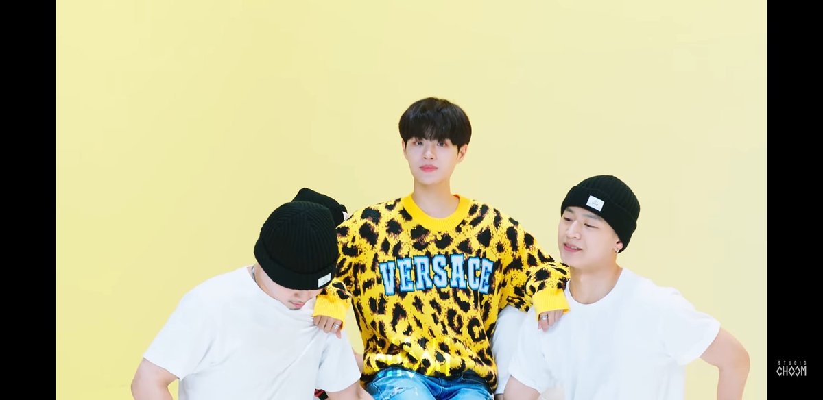 __daehwi's tweet photo. @M2MPD @AB6IX #BEORIGINAL_AB6IX
이번 안무는 모든순간이 잊을 수 없는데 굳이굳이 골라야한다면!! 대휘의 귀염뽀짝 그네타는 안무와 웅이의 하트 꾀꼬리 그리고 결말은 어떻게 될까요의 단체 포즈가 아닐까요ㅠㅠㅠ 너무 귀여워ㅠㅠㅠ 어떻게 저렇게 귀엽죠ㅠㅠㅠ이런 좋은영상에 초고화질이라니ㅠㅠ감사합니다ㅠㅠ https://t.co/A2VsqpNnkK