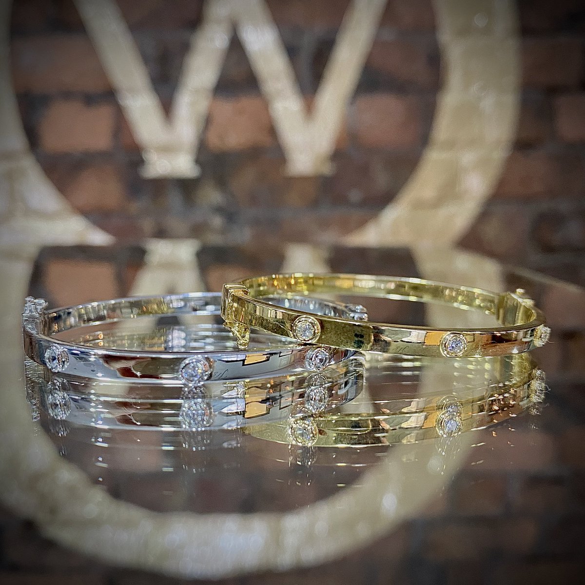 WongsJewellers's tweet photo. How Gorgeous Are Our Beautiful White Gold &amp; Yellow Gold Children’s Bangles. Now Available Instore...The Perfect Present For Your Little One 
#wongsjewellers #liverpooljewellers #Keepsake #Presents #Liverpool #Bracelet #Bangle #Babybangle #Babybling #Love #Gift #Babygift https://t.co/D8xAOd2WJb