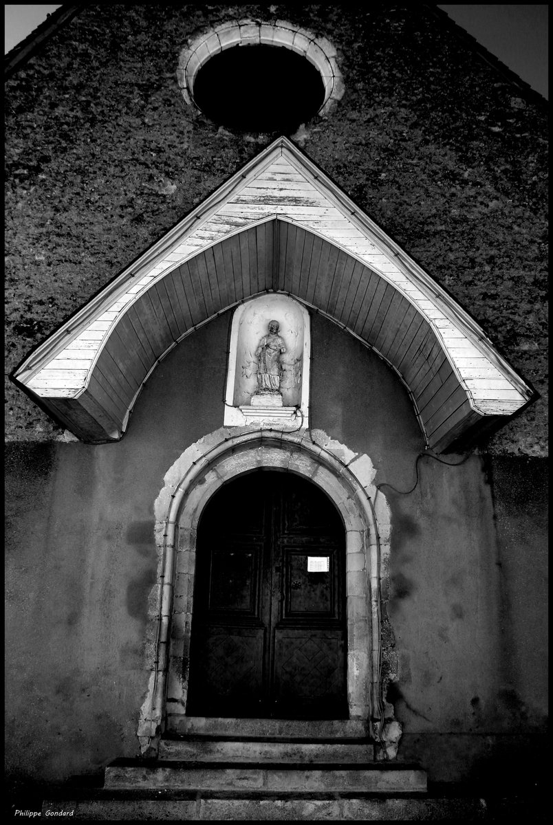 PhilGondard's tweet photo. Dollon (Sarthe) #dollon #sarthe #lasarthe #sarthetourisme #labellesarthe #labelsarthe #maine #paysdelaloire #paysage #nature #campagne #rural #ruralité #gondard #route #road #OnTheRoadAgain #graphique #ombre #lumière #contraste #église #patrimoine #noiretblanc #blackandwhite https://t.co/hLseY3ojsE