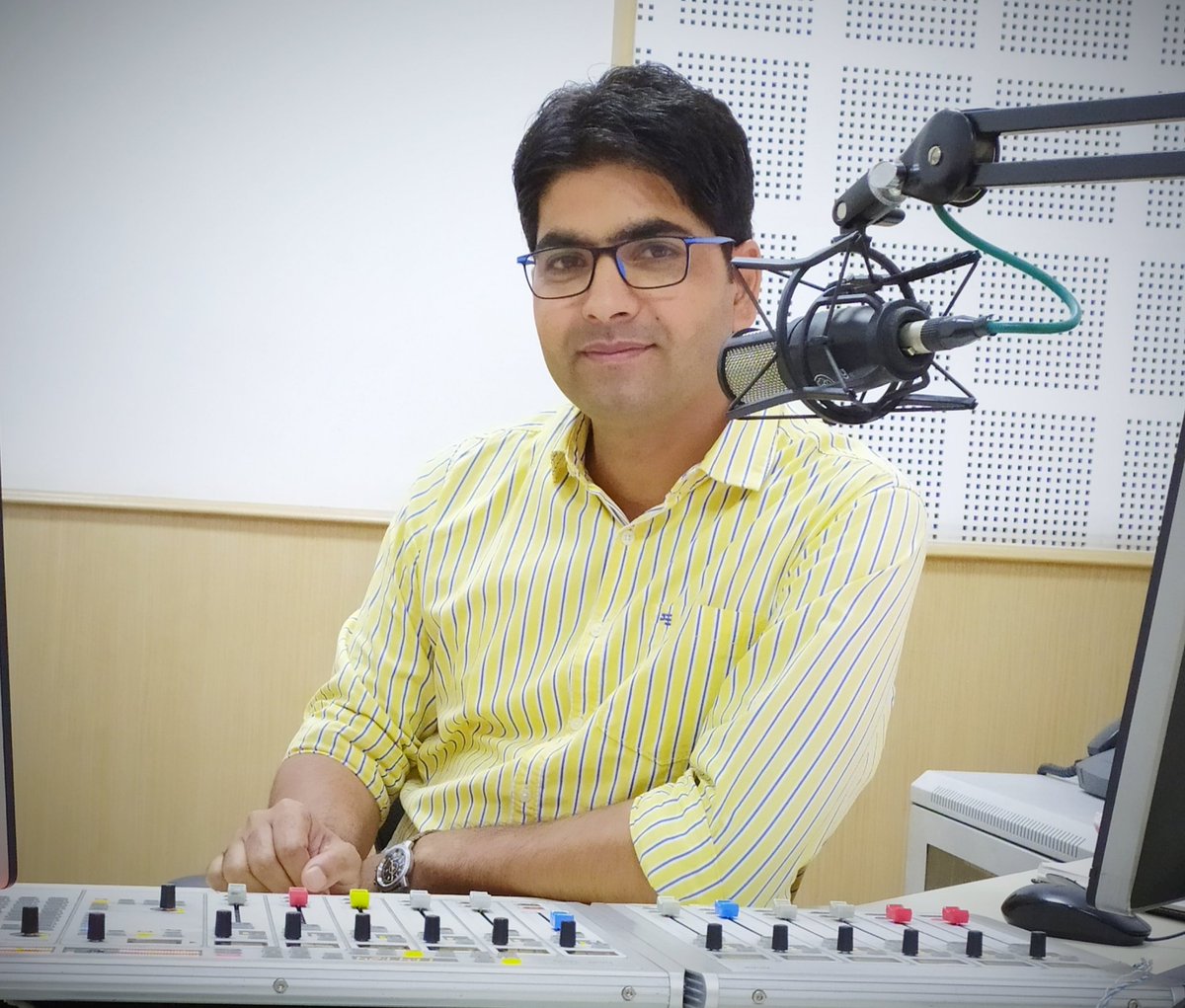 rjsahilmuzaffar's tweet photo. #Rj #radioJockey #microphonelove #onair #live #studio #passion #imlovingit https://t.co/XBlmYX2ioR