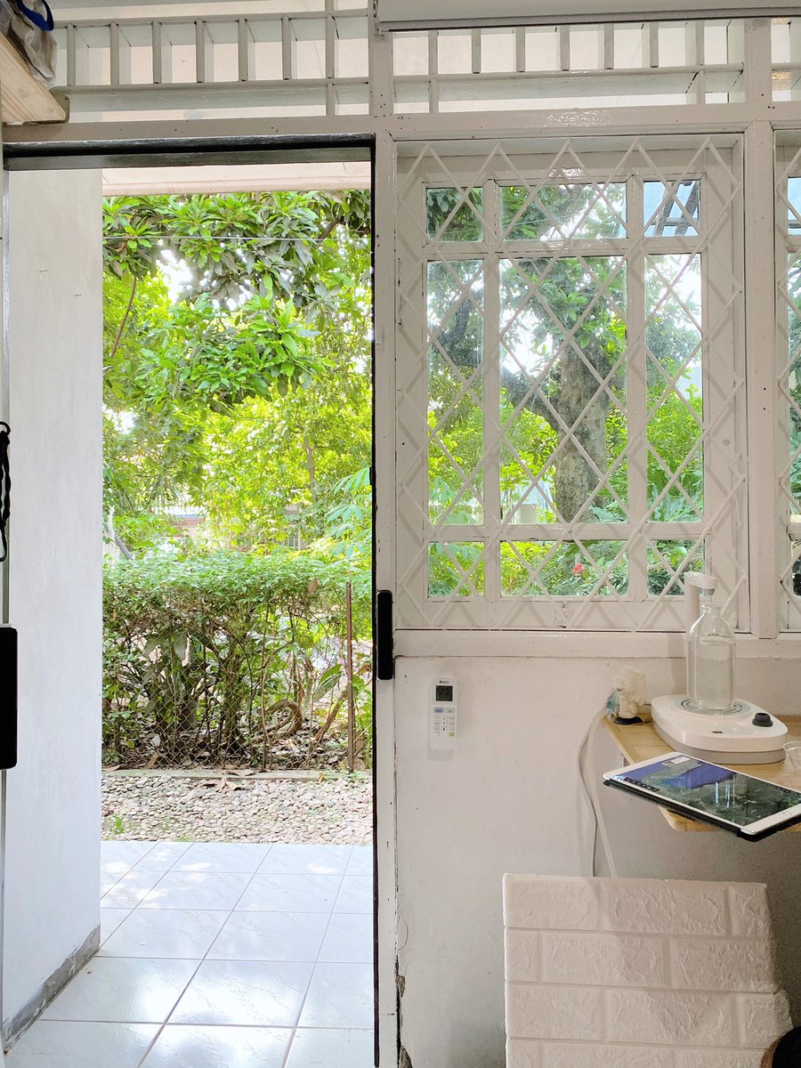 Selain murah inilah alasan ke2 kenapa bela-belain decor biar nyaman ngekos disini, beberapa kos di range harga segini mungkin depannya langsung tembok, atau kamar lain. Tapi yg ini ijo men. Dan kalo keluar kosan udah langsung jalan besar & deket krl.