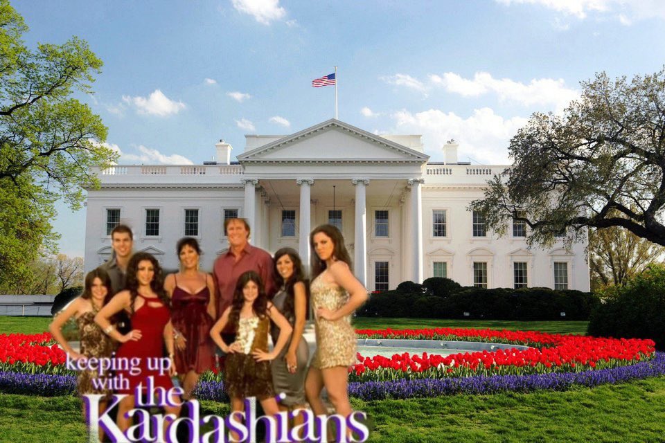 Mrsan96's tweet photo. - Yo: parece que Julio será un mes tranquilo
- Julio : Kanye West para presidente y Kim Kardashiam primera dama https://t.co/OBrbCq84sI