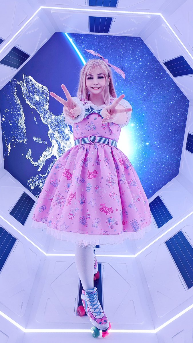 MiischMiisch's tweet photo. I want to try to use twitter more so here i am!

#lolitafashion #eglcommunity #angelicpretty #neonstardinner https://t.co/ezH2WP6Mib