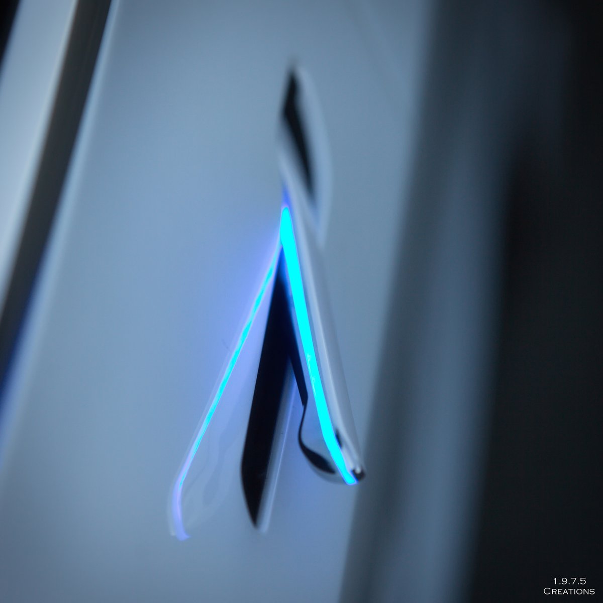 TonyQuickBandit's tweet photo. Model 3 automatic motorized presenting door handles from Larry Li! @TeslaFrunk https://t.co/qZjII50CJc https://t.co/7zg4ATeOSM