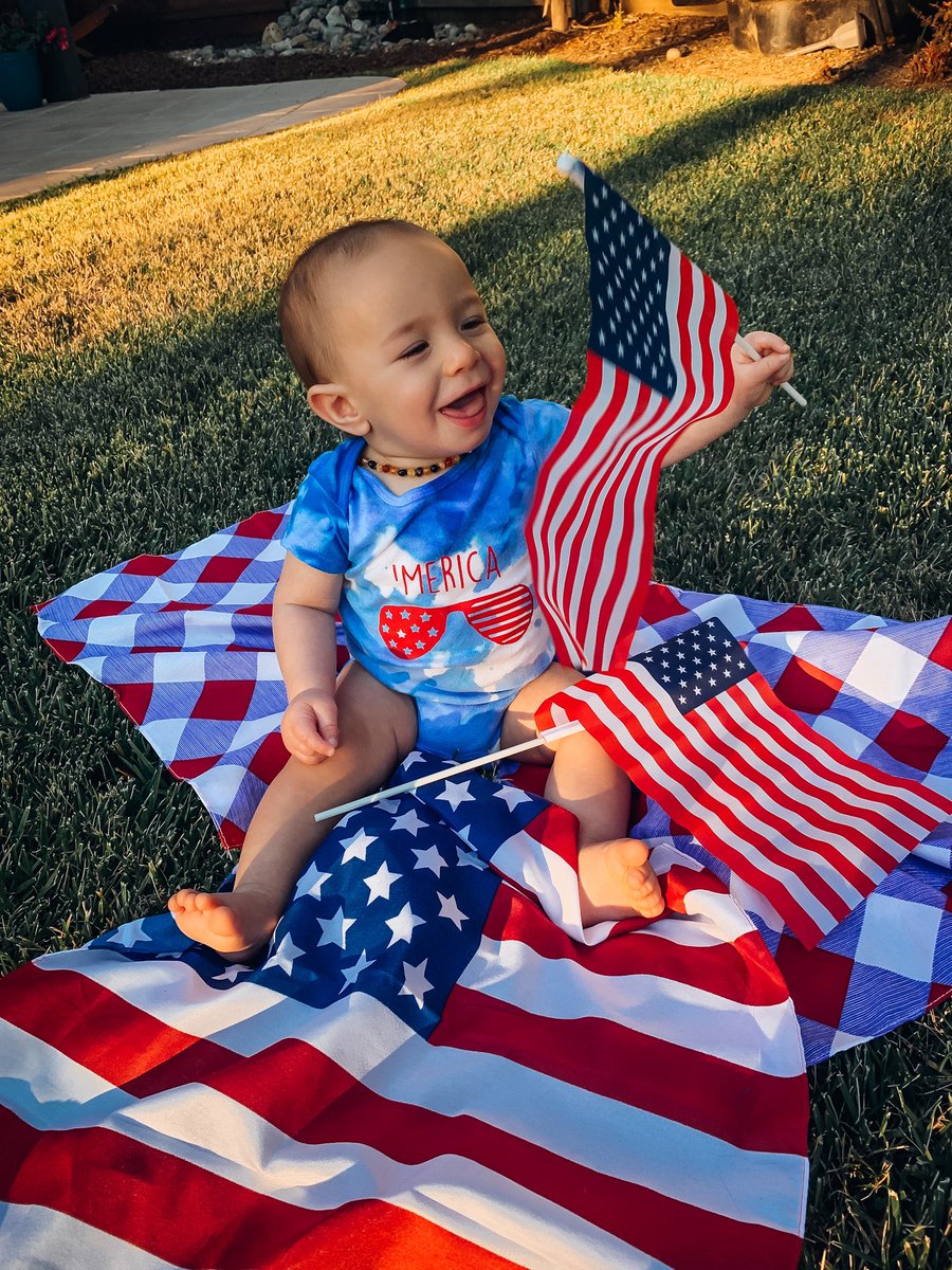 laurenn_maee's tweet photo. Bubbas first fourth ❤️✨ https://t.co/ICHmnDhUTm