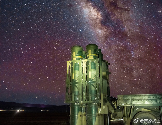 PDChina's tweet photo. The PLA Tibet Military Command has been conducting night training for several days on the Qinghai-Tibet Plateau to strengthen the troops' night combat capabilities. https://t.co/lL8eExj9xm