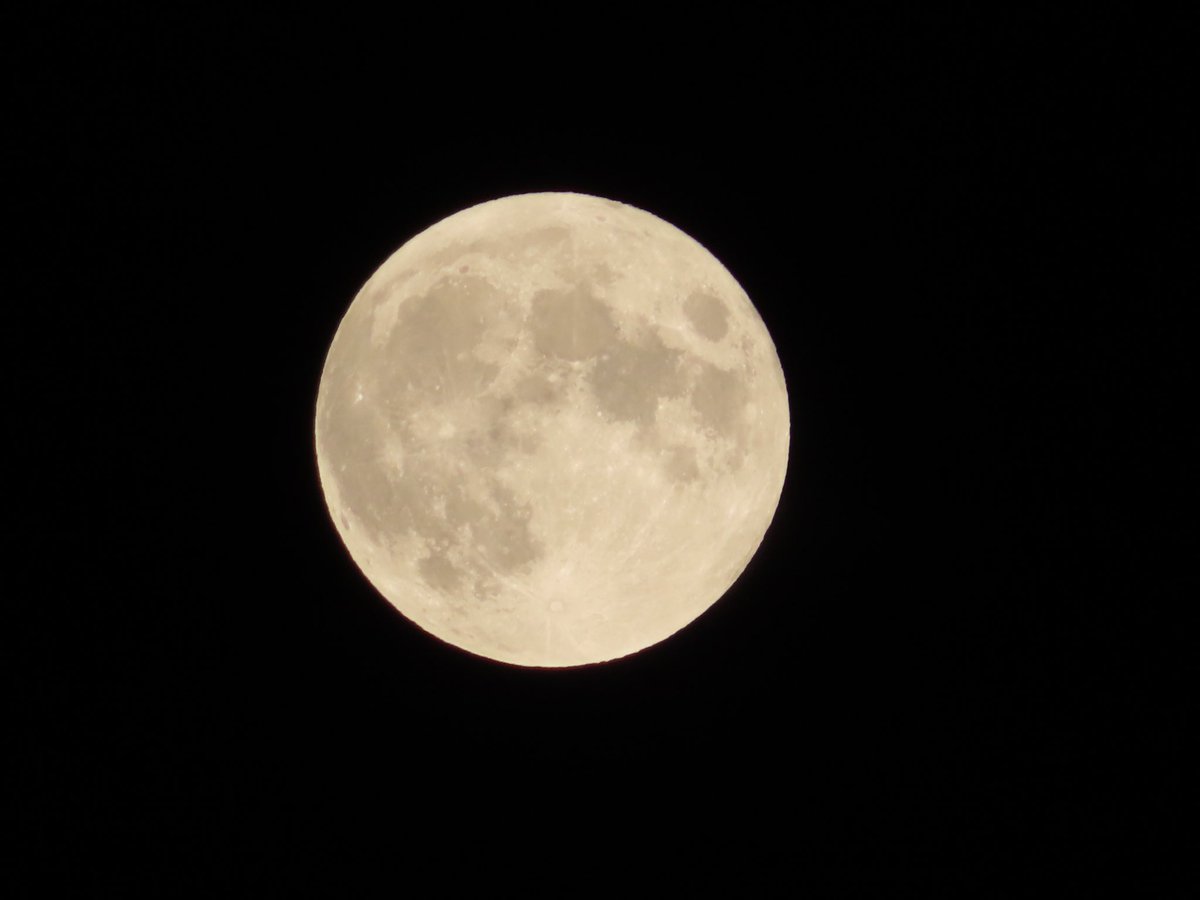 bwapayola's tweet photo. Look at the pic I got of the moon tonight https://t.co/hhQeEzpYsY