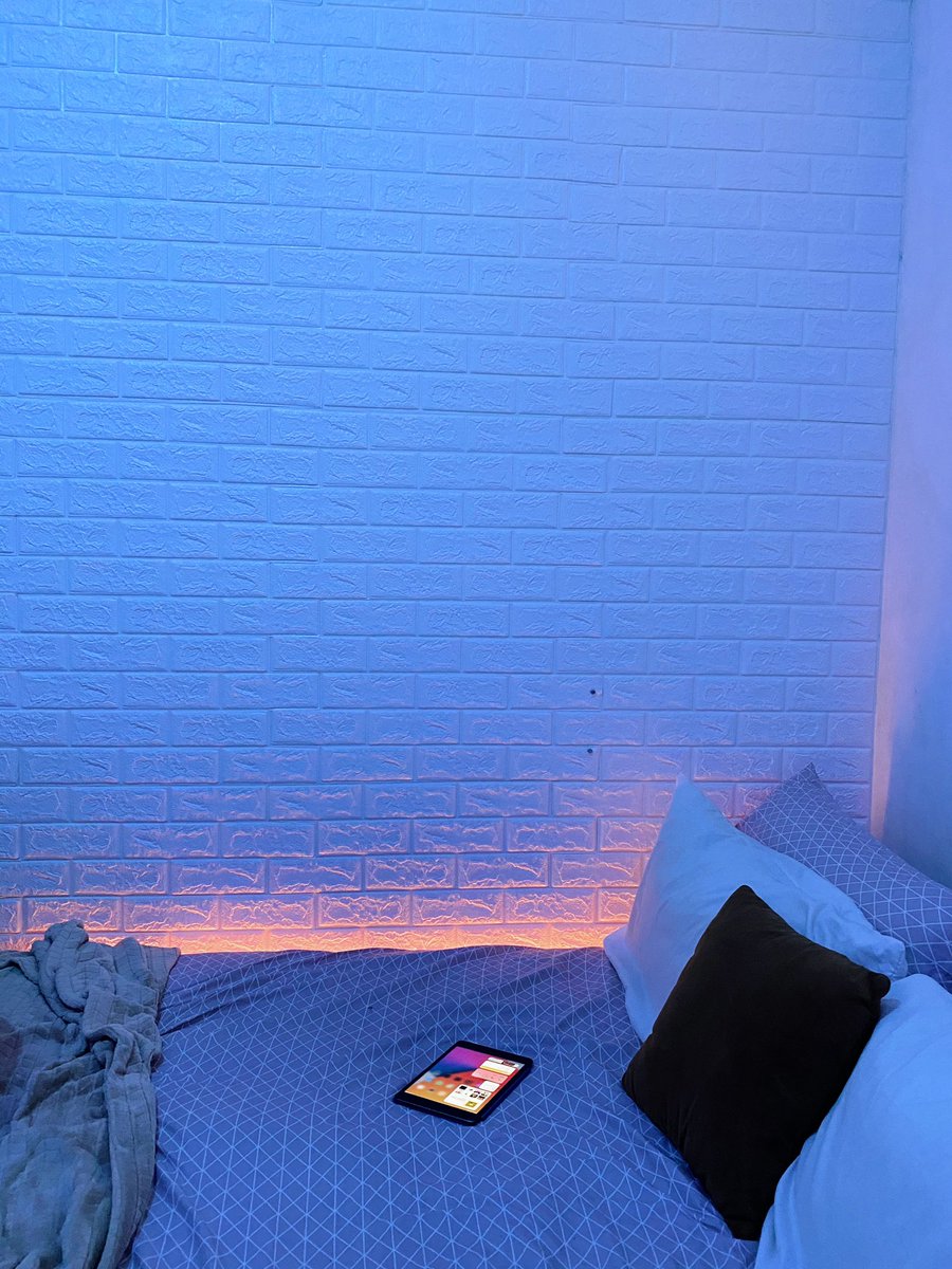 Pasang smart LED Strip juga deh, jadi gampang ubah mood ruangan, bisa jadi ala-ala bobobox bisa, mau kamar kaya lampu odong-odong juga bisa . Jadi seru kan, sambil pasang musik di google speaker jd makin chill.