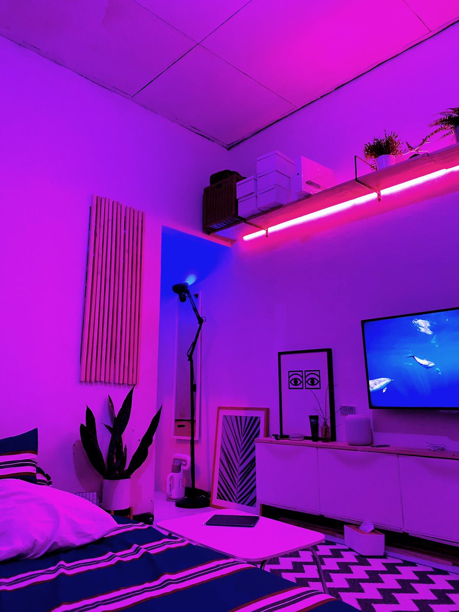 Pasang smart LED Strip juga deh, jadi gampang ubah mood ruangan, bisa jadi ala-ala bobobox bisa, mau kamar kaya lampu odong-odong juga bisa . Jadi seru kan, sambil pasang musik di google speaker jd makin chill.