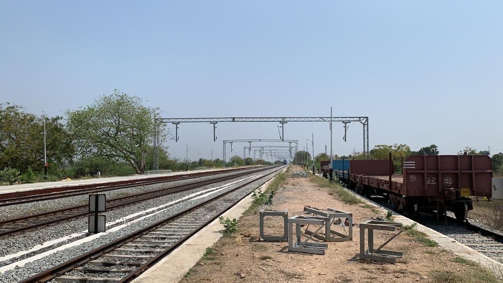 Electrification status as on 3rd July, 2020 (in % of total route km)  #IndianRailways  #Electrification  #CentralRailway  @Central_Railway Bombay : 99%Bhusawal : 100%Nagpur : 100%Pune : 49%Solapur : 37%Total : 77%