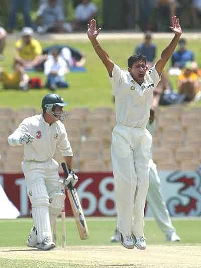 Of 33 runs despite the 303 run partnership btw the Indian duo. Aus, however, needed a strong start. It was Day 4. India needed quick wkts to make anything out of this test match. Aus 10/0, Langer on strike.  @imAagarkar comes charging in, bowls a middle & offstump line to the..