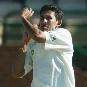 The start given by  @imAagarkar made sure Aus were kept on check despite fighting knocks from Waugh,  @damienmartyn,  @gilly381. Aus reached 184/6. Ind just had Gilchrist. Sensing the need of the hour and Ind's problems in dismissing tailender's.  @SGanguly99 hands over the ball..