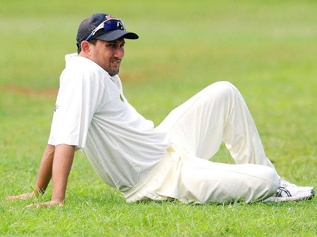 test and had two new left armers in  @IrfanPathan and Nehra (rel. new in tests). The one who watch  @imAagarkar that day would know how much he enjoyed being on the field and doing what he did. The affair with cricket for the 1977 born kid was since the time he started playing.