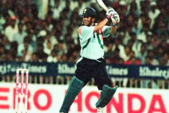 ..came across 20 year old young  @imAagarkar. On a slow pitch, NZ needed a good start. The first over, 5th ball, Agarkar bowls an outswinger. Nick, caught by keeper. NZ 0/1 in 0.5 overs. NZ 4-170,  @SPFleming7 going strong at 75 with C McMillan at 49.  @imAagarkar first bowls..