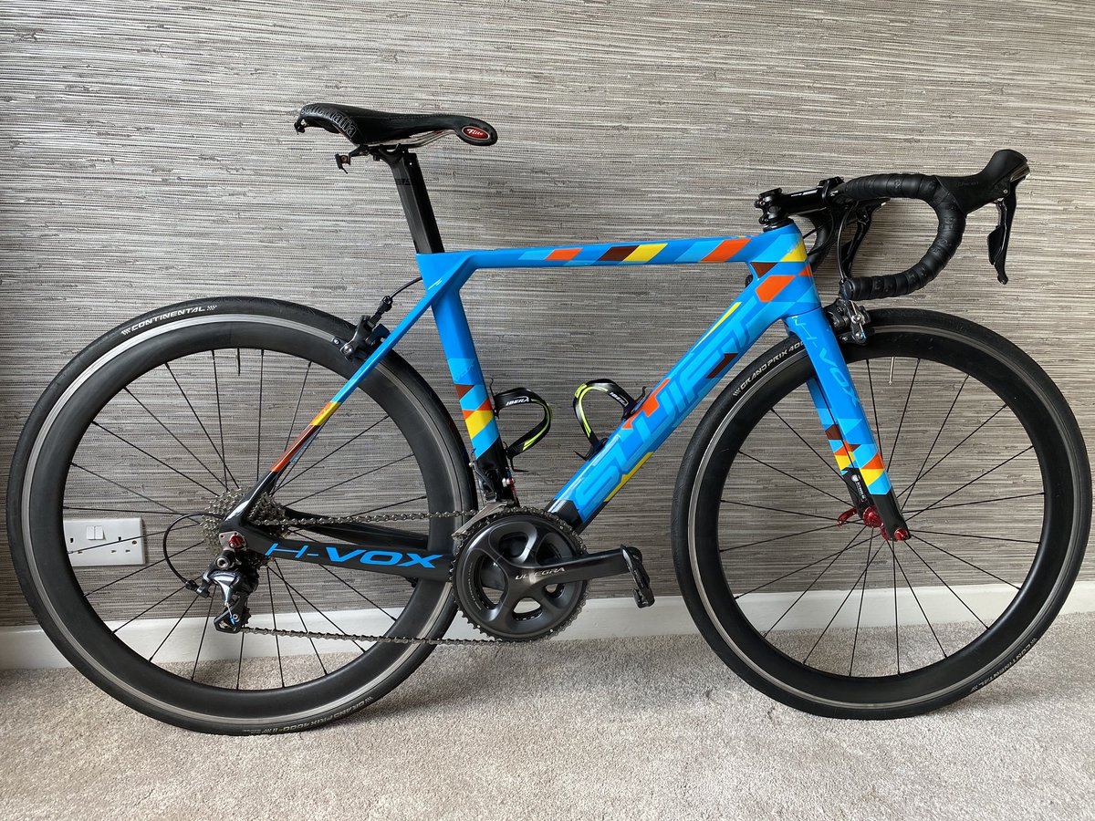 PaceyOGs's tweet image. Let’s see what the outcome is on here.... Blue or Black...? #bikeporn #swiftcarbon #hypervox