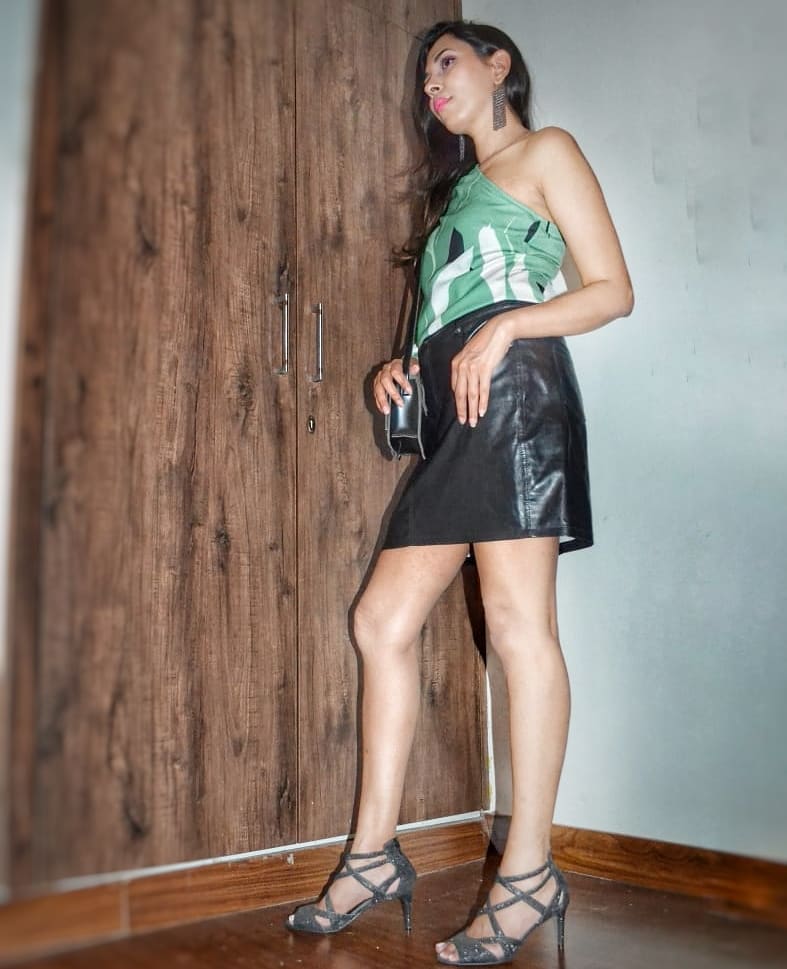 imjyotivats's tweet photo. Happy Sunday everyone! 💚🖤
Outfit @veromodaindia
Shoes @marksandspencerindia
#leatherskirt #leatherskirts #makeuplooks #shortskirt #greentop #oneshouldertop #veromoda #blackskirt #beautyandfashionfreaks #indianfashion #styleblogger #fashionstyle #fashion #fashionblog #style https://t.co/jUAeZKRNx7