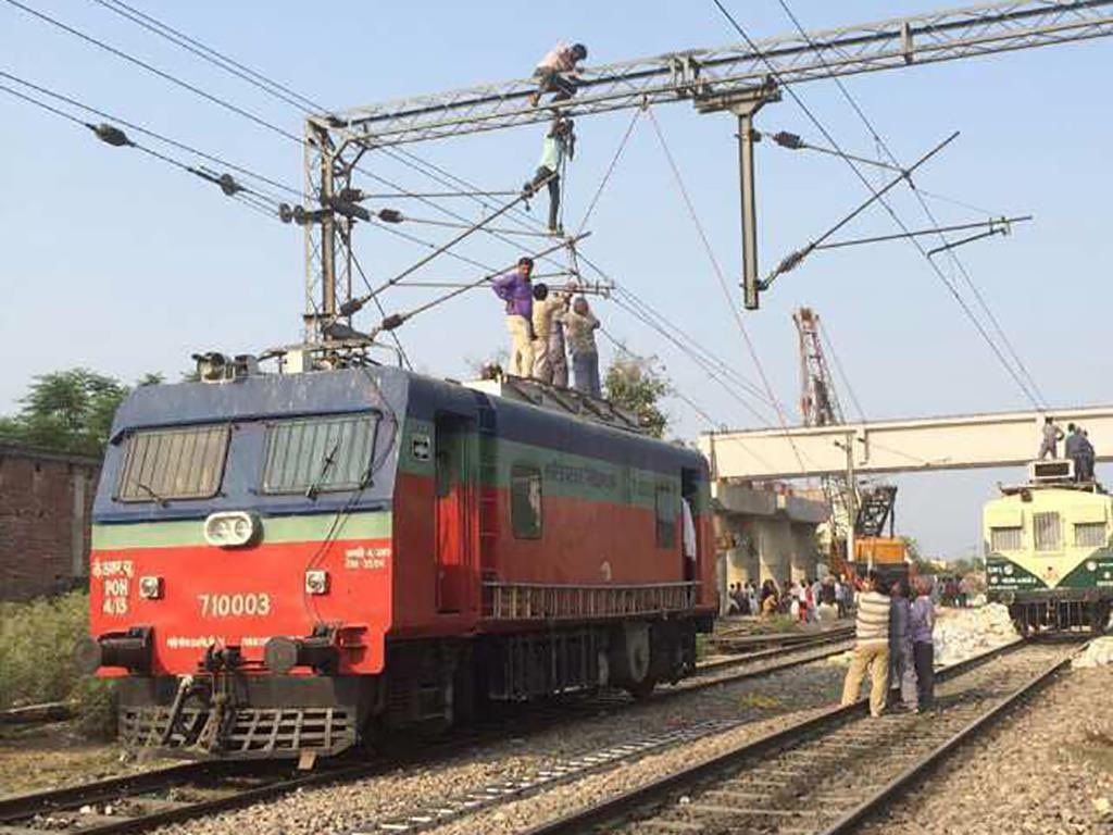 Electrification status as on 3rd July, 2020 (in % of total route km)  #IndianRailways  #Electrification  #SouthEasternRailway  @serailwaykol Zone : South Eastern RailwayAdra : 86%Chakradharpur: 87%Kharagpur : 89%Ranchi : 100%Total : 90%