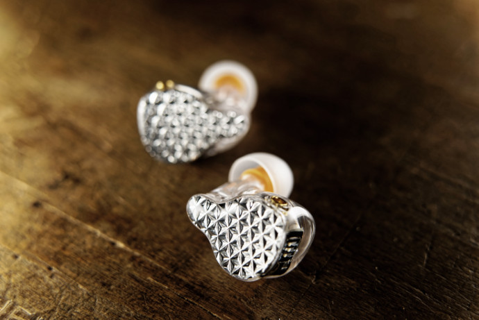 headfonia's tweet photo. In today's first look article, we check out the new @FiiO_official FA9, the popular brand's latest IEM. It's a universal IEM with six BA drivers and it seems to be very promising.
The preview, now on Headfonia!
https://t.co/9BCwy9mf3j
#headfonia #headfi #fa9 #review #fiio https://t.co/0DYZhoLUX4
