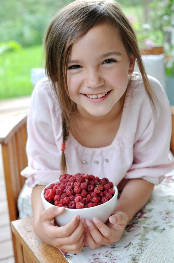 девушка ест клубнику. ягоды кушают. фотосессия с ягодами. фотосессия с черешней. девушка ест клубнику.