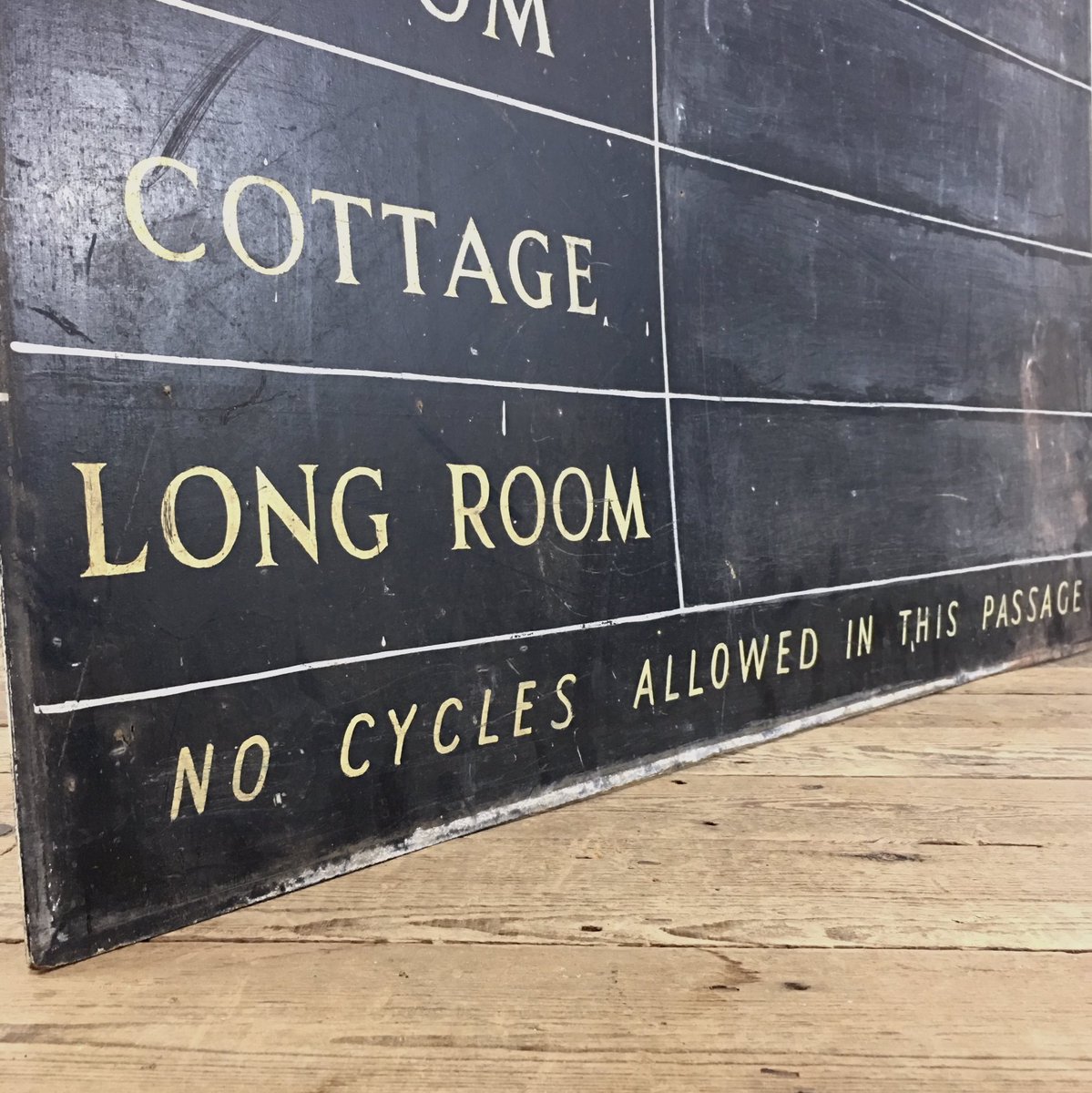 RailwayCotAntiq's tweet photo. Fresh from an old Town Hall. Now this blackboards looking for a new forever home
What do you reckon? I see it in a Kitchen, Pub or Restaurant next?...just don’t leave your bike there! 😳
DM for price 
H 78 x W 92 cm approx 
#salvagesundays #railwaycottageantiques #phair #meryon https://t.co/m4YZgi4RgF