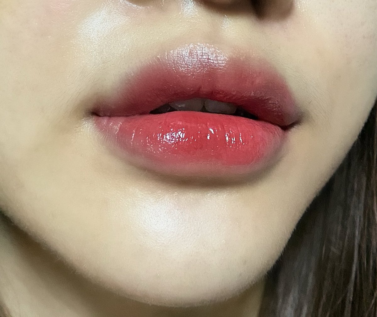 โห สีน่ารักมากกก น้องเป็นลิปที่เหมือนสีวาดรูป55555 แล้วเนื้อสีดีมาก รู้ละทำไมคนกรี๊ดกันเยอะ อันนี้เบอร์ 001 ชมพูอมส้มฉ่ำๆ ติดทนด้วยนะ ชอบ จะซื้อสีอื่นอีก!!