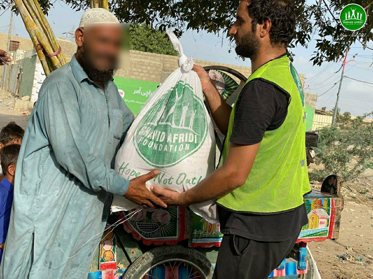 SAfridiOfficial's tweet photo. Our #SAF Team reached Sakhi Hassan Chowrangi and the surrounding areas distributing ration and other basic amenities; ensuring #HopeNotOut for all during #Covid19 #Quarantine
Continue supporting our efforts at https://t.co/tw5QOQY9oT https://t.co/BKk29SULrW