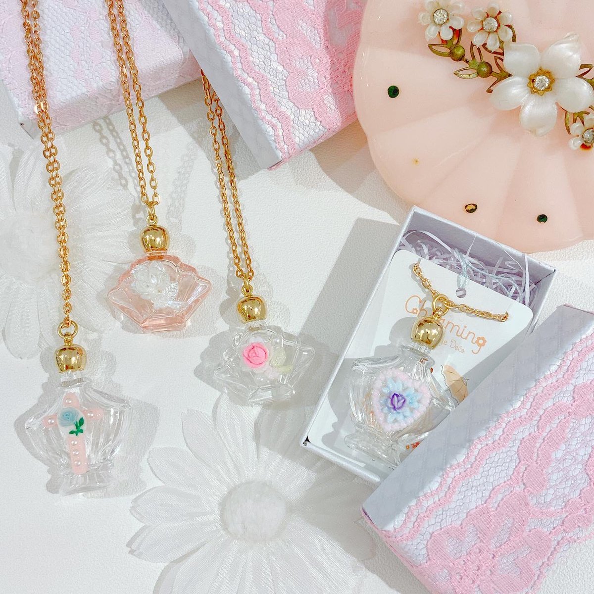 ヴィンテージdeco 新宿店 ピンクの香水瓶ネックレス ヴィンテージdeco オリジナル香水瓶ネックレス 実際に香水を入れて アトマイザーして持ち歩く事ができます かわいいボックス付きなので ギフトにもオススメ こちらの香水瓶ネックレスの一部は