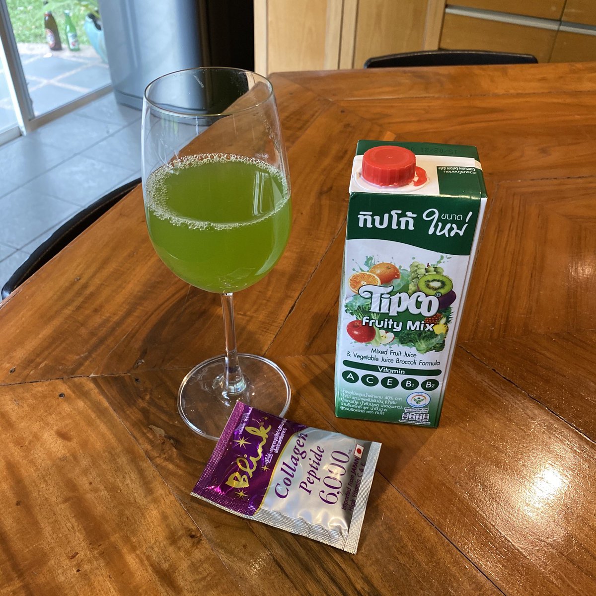 JORSOR_'s tweet photo. วันนี้ลองชิม Tipco Fruity Mix สูตรบร็อคโคลี นางอร่อยเด้อแทบไม่มีกลิ่นผักเลย คนไม่ชอบผักน่าจะชอบกินง่ายแถมอร่อย แล้วพอเอากินกับคอลลาเจนยิ่งดีไปใหญ่ อร่อยกินง่ายผิวสวยกรุบ ใครอยากลองกล่องเล็กก็มีนะ 10 บาทเอง หาซื้อง่ายมีขายในโลตัส #อร่อยบอกต่อ https://t.co/ia99F4nNhi
