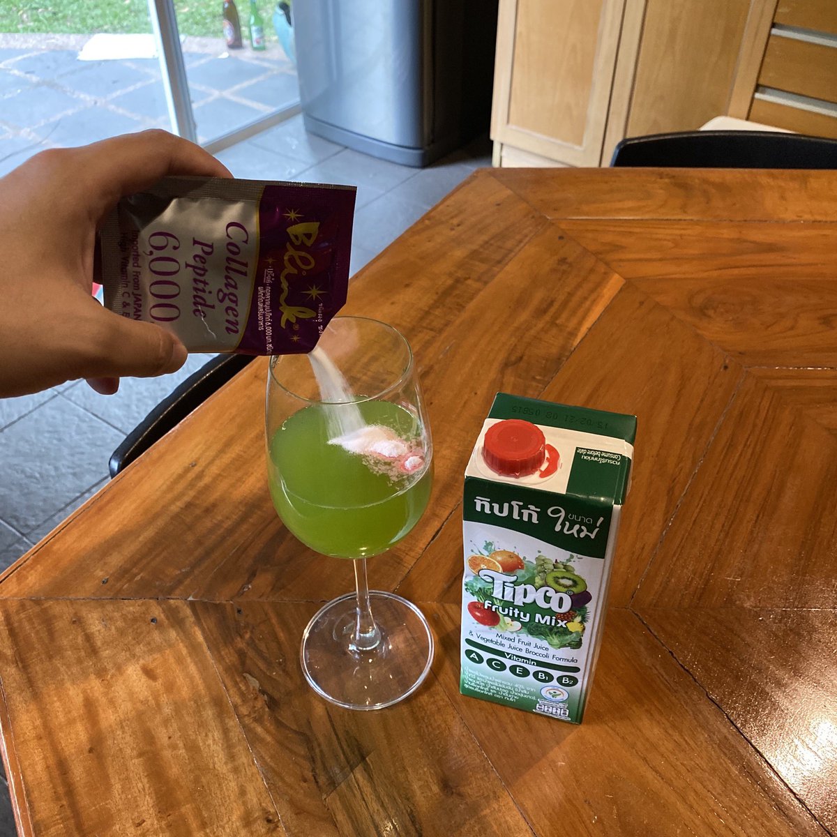 JORSOR_'s tweet photo. วันนี้ลองชิม Tipco Fruity Mix สูตรบร็อคโคลี นางอร่อยเด้อแทบไม่มีกลิ่นผักเลย คนไม่ชอบผักน่าจะชอบกินง่ายแถมอร่อย แล้วพอเอากินกับคอลลาเจนยิ่งดีไปใหญ่ อร่อยกินง่ายผิวสวยกรุบ ใครอยากลองกล่องเล็กก็มีนะ 10 บาทเอง หาซื้อง่ายมีขายในโลตัส #อร่อยบอกต่อ https://t.co/ia99F4nNhi