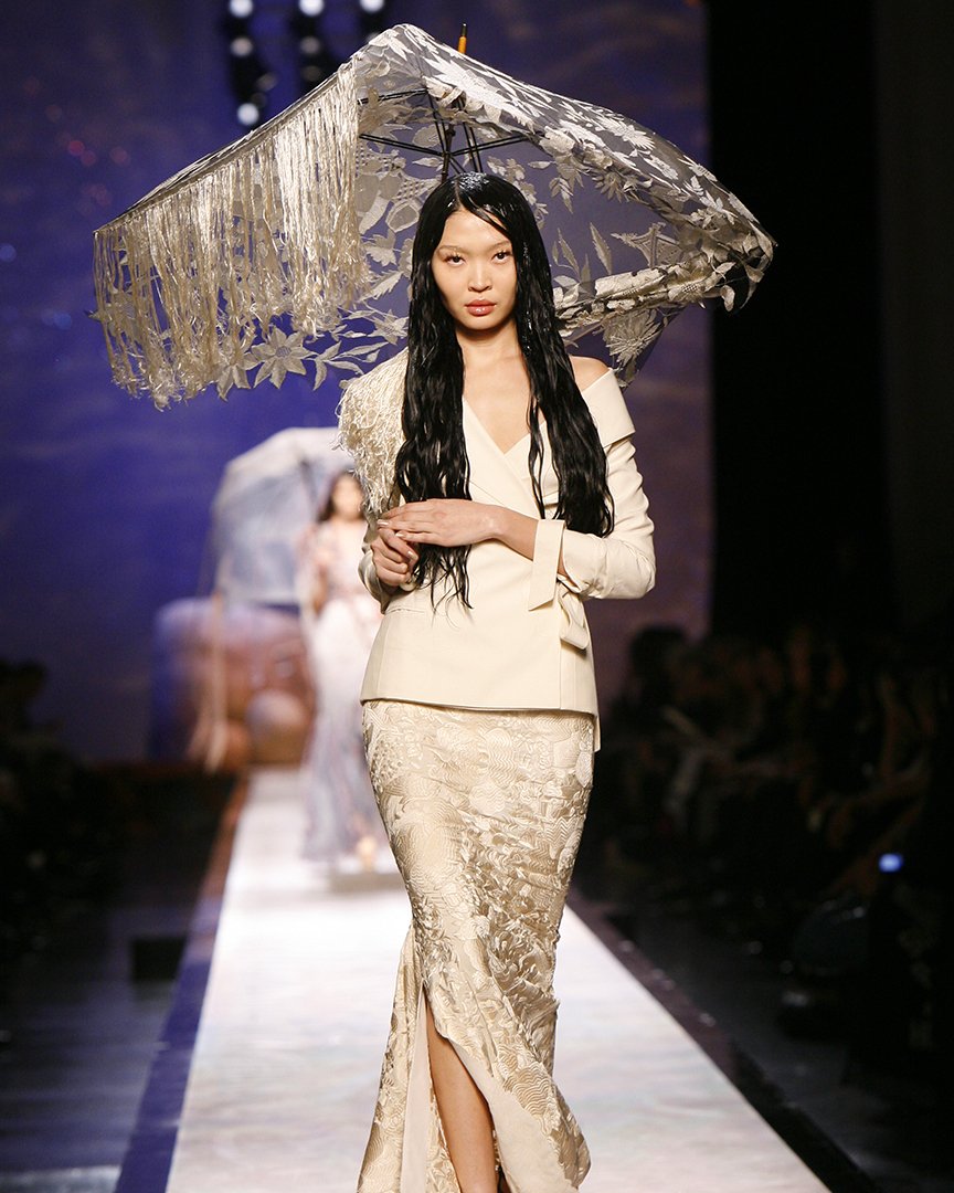 JPGaultier's tweet photo. Poetic underwater ballet of sea anemone beauties in macramé made to look like fishing nets, chiffon fronds floating like seaweed, cascading paillettes imitating fish scales...

#GaultierParis #SS08 #throwback #JPGFREAKING50

Photographed by #PatriceStable. https://t.co/csYFbI5MEn