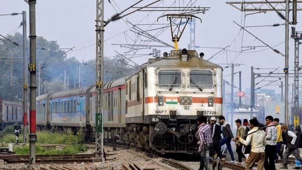 Electrification status as on 3rd July, 2020 (in % of total route km)  #IndianRailways  #Electrification  #WesternRailway  @WesternRly Zone : Western RailwayAhmedabad : 33%Mumbai Central : 99%Vadodara : 51%Bhavnagar : 16%Rajkot : 29%Ratlam : 93%Total : 53%