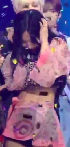 Poor baby 🙈 #HowYouLikeThat1stWin #HYLT_1stWin <a href="/BLACKPINK/">BLACKPINKOFFICIAL</a>