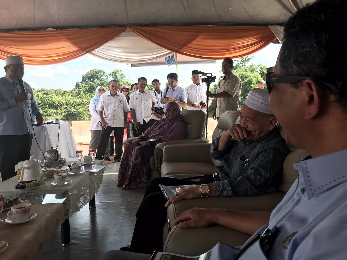 hisham_ghazali's tweet photo. Mengiringi YBM dan KSU serta ketua agensi KASA ke tapak Projek Pembangunan Lembangan Sungai Bersepadu Sg Golok (KESBAN). Taklimat disampaikan oleh Ir Kamal Mustapha Pengarah JPS Kelantan. https://t.co/Pe5JxqpNgW
