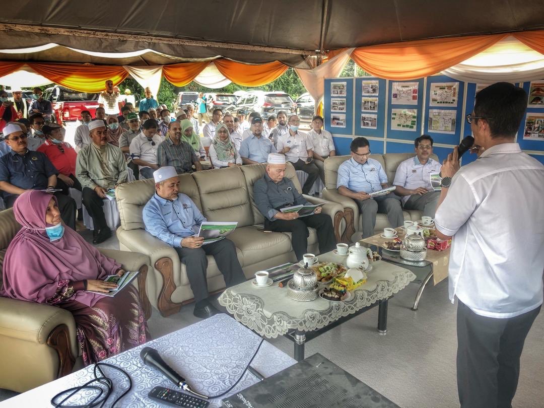 hisham_ghazali's tweet photo. Mengiringi YBM dan KSU serta ketua agensi KASA ke tapak Projek Pembangunan Lembangan Sungai Bersepadu Sg Golok (KESBAN). Taklimat disampaikan oleh Ir Kamal Mustapha Pengarah JPS Kelantan. https://t.co/Pe5JxqpNgW