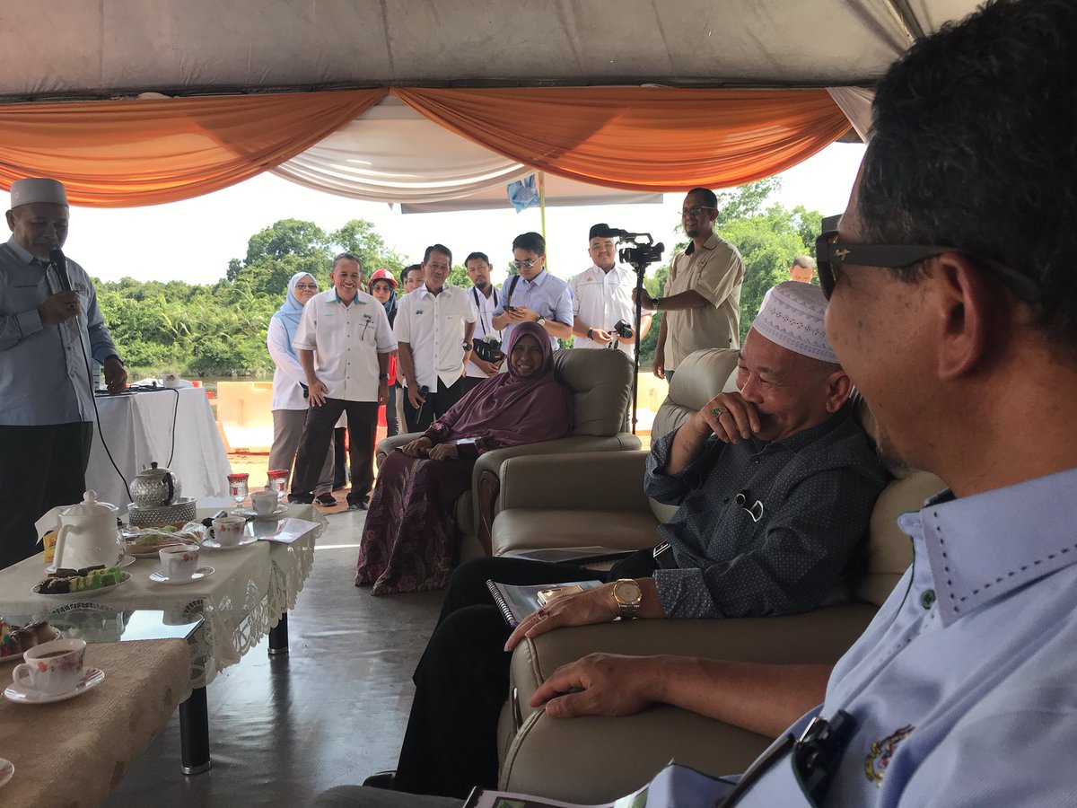 hisham_ghazali's tweet photo. Mengiringi YBM dan KSU serta ketua agensi KASA ke tapak Projek Pembangunan Lembangan Sungai Bersepadu Sg Golok (KESBAN). Taklimat disampaikan oleh Ir Kamal Mustapha Pengarah JPS Kelantan. https://t.co/Pe5JxqpNgW