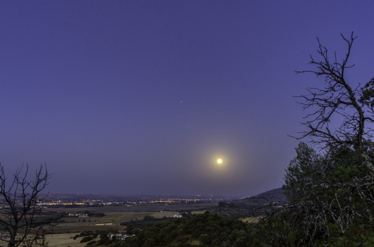 #TiempoFinDeSemanaA3 @tiempobrasero @lasextameteo @HimarGonzalez @el_tiempohoy @ecazatormentas @TiempoCom @TiempoEnEspana @RAM_meteo @ElTiempo_tve @InfoMeteoTuit @eltiempoGCM @ElTiempoes Conjunción planetaria durante el eclipse. De abajo a arriba: Luna, Júpiter y Saturno.