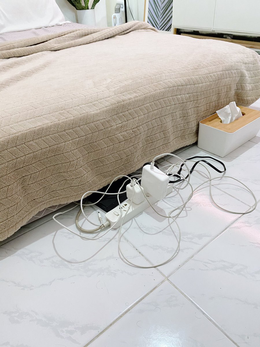 Dan gw paling ga suka kesemerawutan.yang gw suka adalah kesemerawutan yang tersembunyi  produk xiaomi ini cakep banget buat nyembunyiin kabel2 nackal.