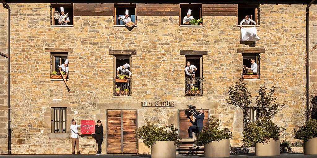 DavidYarnoz's tweet photo. @GuiaMichelin_ES ha premiado nuestra foto por su originalidad en el concurso #mymichelinplaqueespt. Gracias! 👨‍🍳👩‍🍳 
Todo el equipo #MolinodeUrdániz lo pasamos en grande en la sesión de fotos dirigida por @jlpujol https://t.co/P3OyGoaL29
