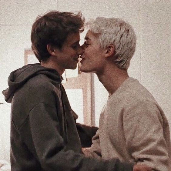 cnbksnhn's tweet photo. whatever adaptation may be their story will always be particularly beautiful. 😭😭
#evak #sobee #martinico #elu
#SKAM #wtfock #skamitalia #skamfrance https://t.co/U5nr4zBkGc