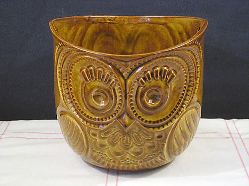 But it was the 70s, tableware both found its feet but lost its mind at the same time. Picking really weird themes, for example owls....So many damn owls.