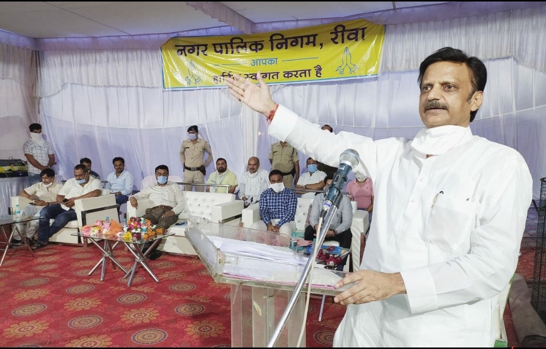 कल रीवा में 25 परिवारों को प्रधानमंत्री आवास योजना के तहत पक्के मकान की चाभी सांसद <a href="/Janardan_BJP/">Janardan Mishra (Modi Ka Pariwar)</a> जी की गरिमामय उपस्थिति में सौंपी। माननीय प्रधानमंत्री <a href="/narendramodi/">Narendra Modi</a> जी के हर गरीब को पक्का मकान के सपने को साकार करने के लिए हम प्रतिबद्ध हैं और सतत कार्यरत हैं। <a href="/ChouhanShivraj/">Shivraj Singh Chouhan</a>