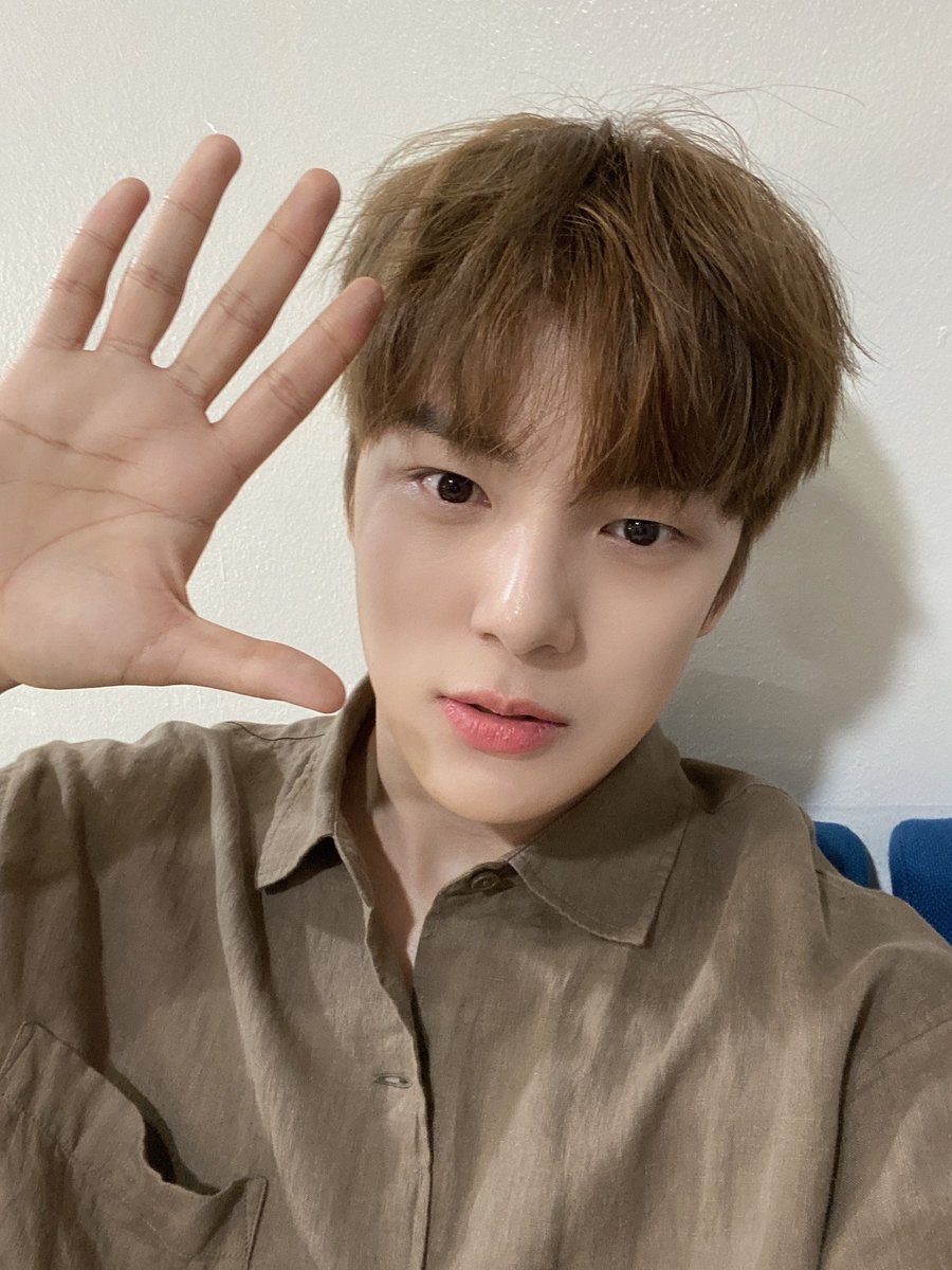 OfficialMONSTAX's tweet photo. [#MONSTA_X]
200705 몬스타엑스 #민혁
#SBS #인기가요MC 완료 🐶

오늘 댕기가요도 완료!!
7월에도 인기가요와 함께해요🏖

#MONSTAX #MINHYUK
#인기가요MC_민혁
#몬스타엑스민혁_인기가요MC https://t.co/JODAI4vJ1A