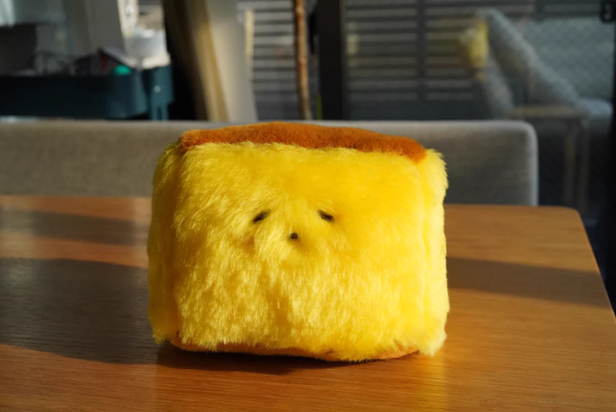 かわいい。カステラのぬいぐるみ。動物じゃなくてカステラなところがまたいい。